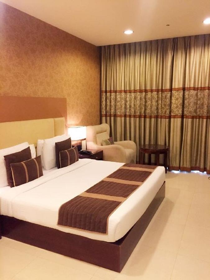 Hotel Vista New Delhi Bagian luar foto