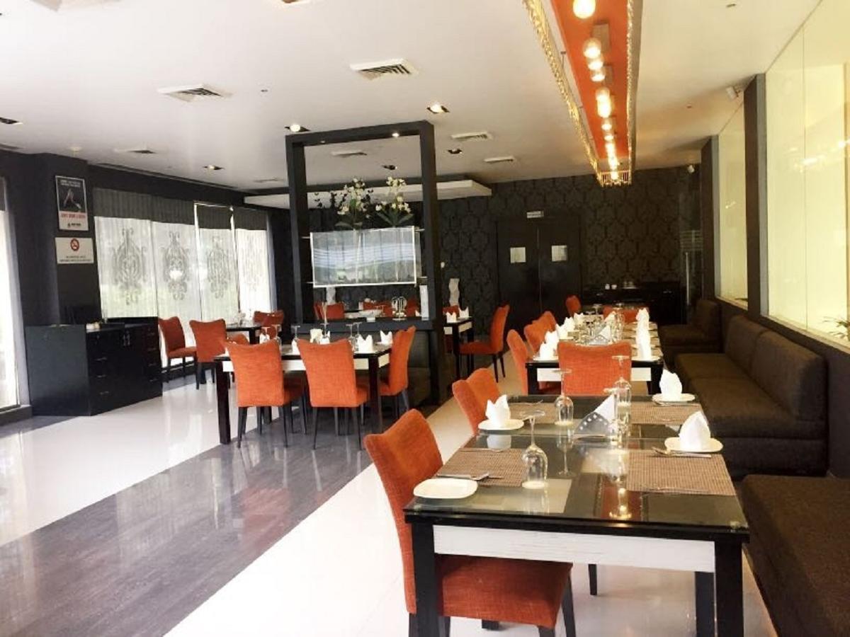 Hotel Vista New Delhi Bagian luar foto