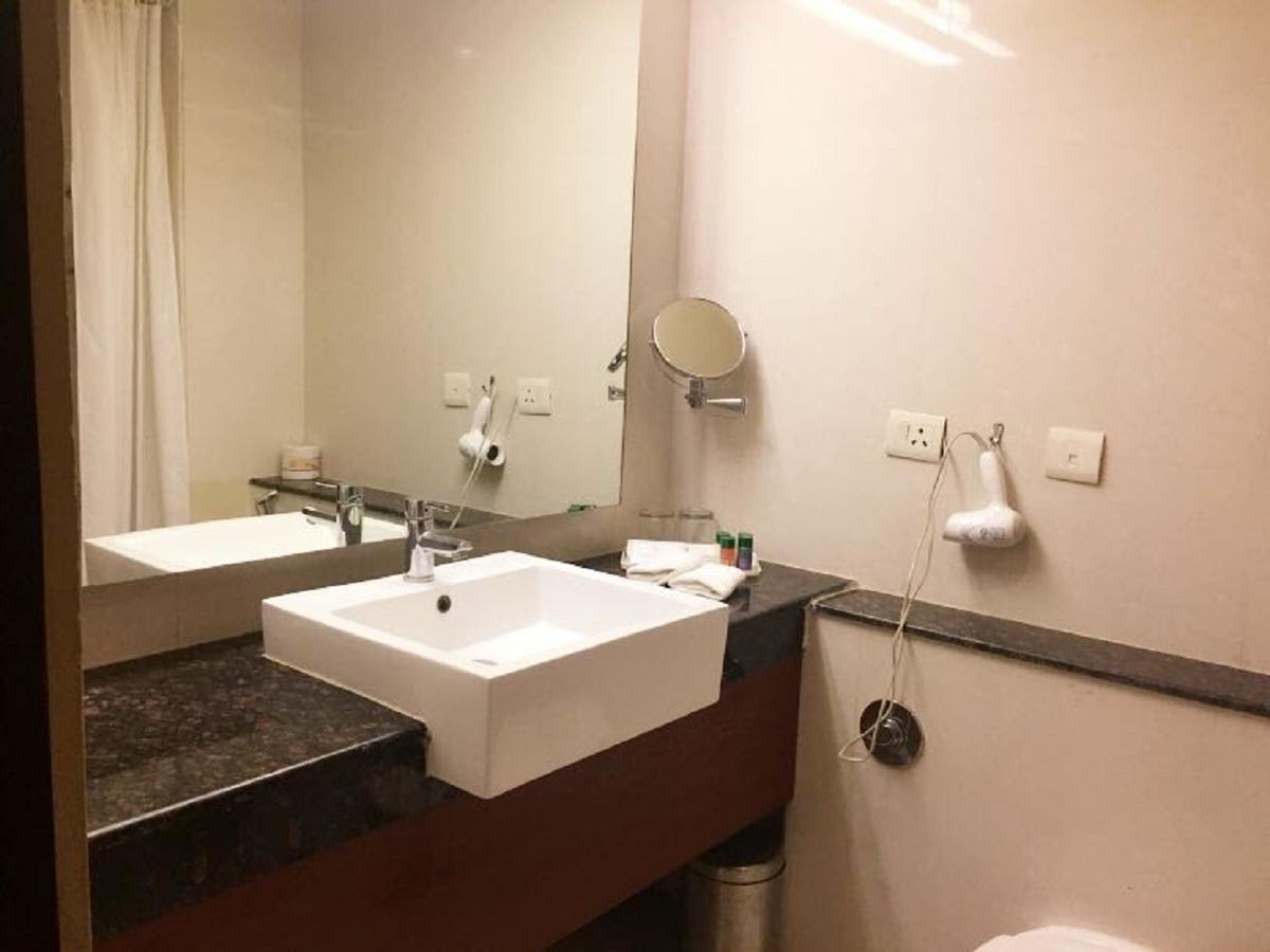 Hotel Vista New Delhi Bagian luar foto