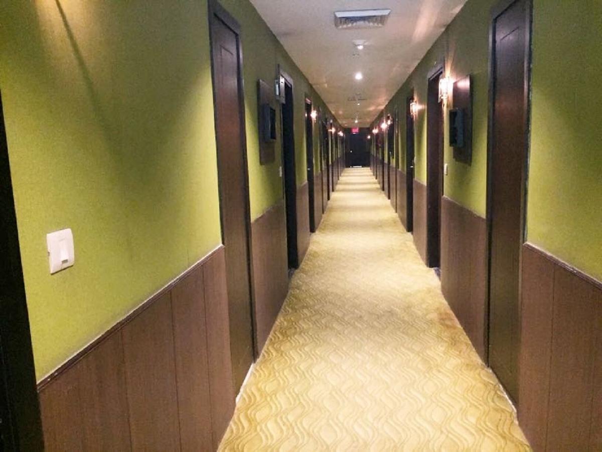 Hotel Vista New Delhi Bagian luar foto